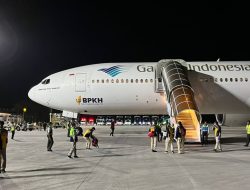 Jemaah Haji Kloter 04 Tiba di Tanah Air, Disambut Rendang dan Hangatnya Keluarga