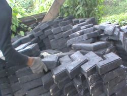 Gunungan Sampah Plastik di Padang Disulap Jadi Eco Paving Blok Inovatif