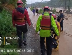 Relawan PT Semen Padang Evakuasi 11 Warga Terjebak Banjir Susulan di Batu Busuk