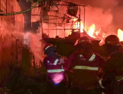 Kebakaran Hebat Landa Berok Siteba Padang, Empat Bangunan Hangus dan Kerugian Capai Rp700 Juta