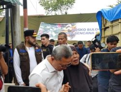 Menko Pangan Zulkifli Hasan Tinjau Posko Banjir Padang dan Temui Pengungsi