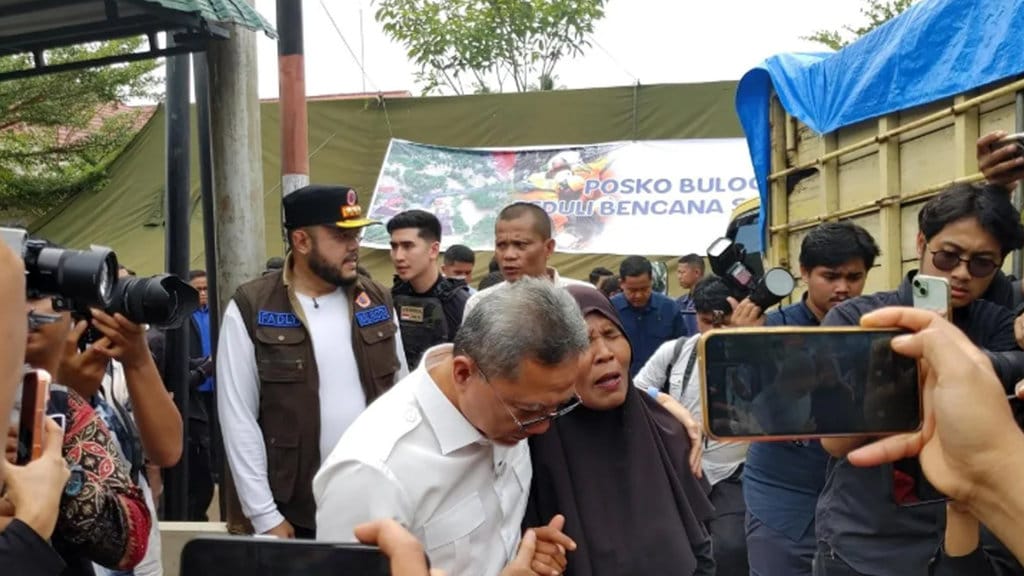 Menko Pangan Zulkifli Hasan meninjau posko banjir Padang