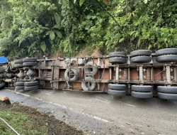 Truk Roda 22 Terbalik di Sitinjau Lauik, Jalur Padang–Solok Macet Parah Jumat Malam