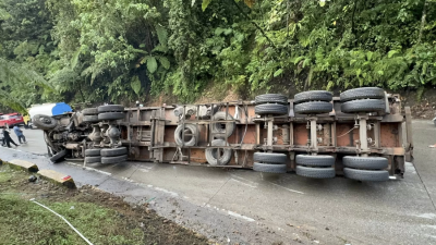Truk Roda 22 Terbalik di Sitinjau Lauik, Jalur Padang–Solok Macet Parah Jumat Malam