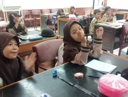 Anak-Anak Penyintas Banjir Batu Busuk Kembali Tersenyum di Ruang Belajar Sementara